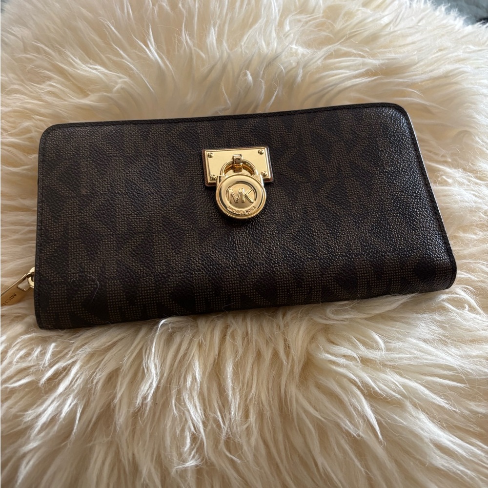 Michael Kors signature MK Hamilton Continental Lock Wallet